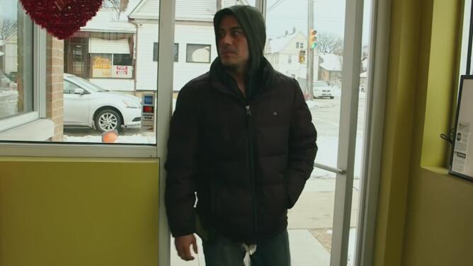 Los mensajes de aliento de muchos estadounidenses ayudan a una víctima hispana de un crimen de odio a superar sus lesiones